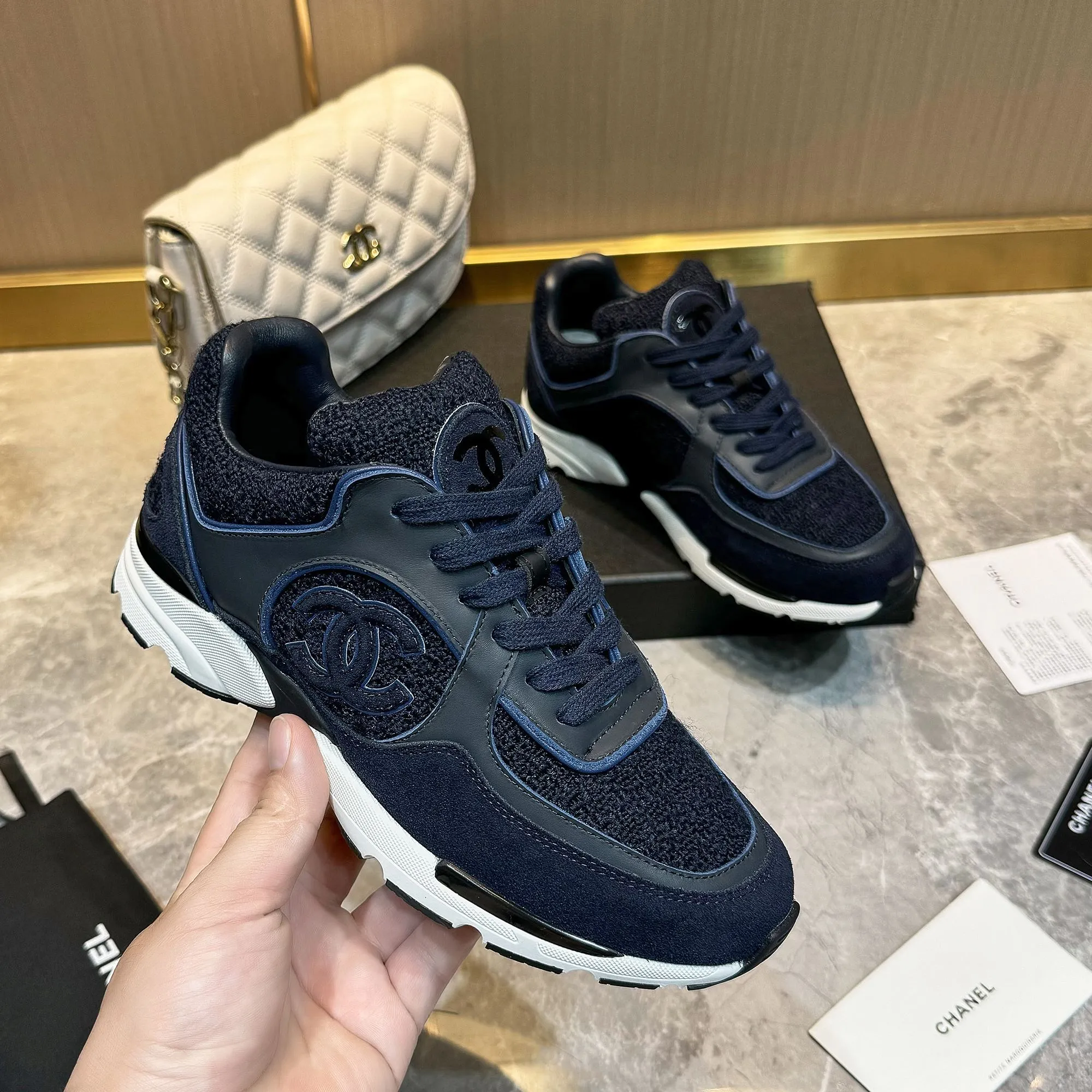 Men's shoes pP700! Chanel Chanel - 2024 counter top casual sneakers This classic design; the upper is embroidered with various techniques; the outsole is fashionable and sporty; the outsole is stylish and sporty; it incorporates a variety of color matching elements... The diversified mix and match is very good-looking and versatile, casual, fashionable, sports, and outdoor can be taken into account... ꫛꫀꪝ Go➫ Material: ❶Upper made of: original imported high silk cowhide suede + small fragrance fabric ❷Inner use: Original imported breathable sheepskin lining ❸ Outsole based on: Original TPU combination outsole Special counter boutique packaging complete set Women 35–41 Men 38-45